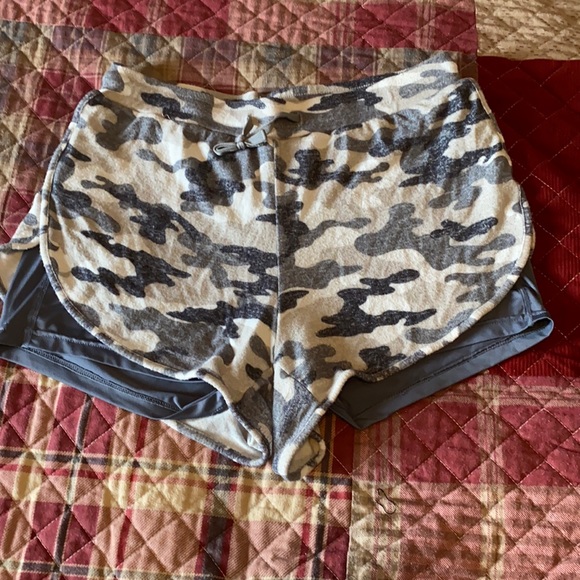 ZYIA Other - Camo Zyia boyfriend shorts with lining - large